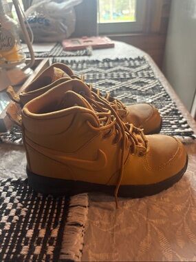 Nike Wheat/Tan High-Top Trail Boots
